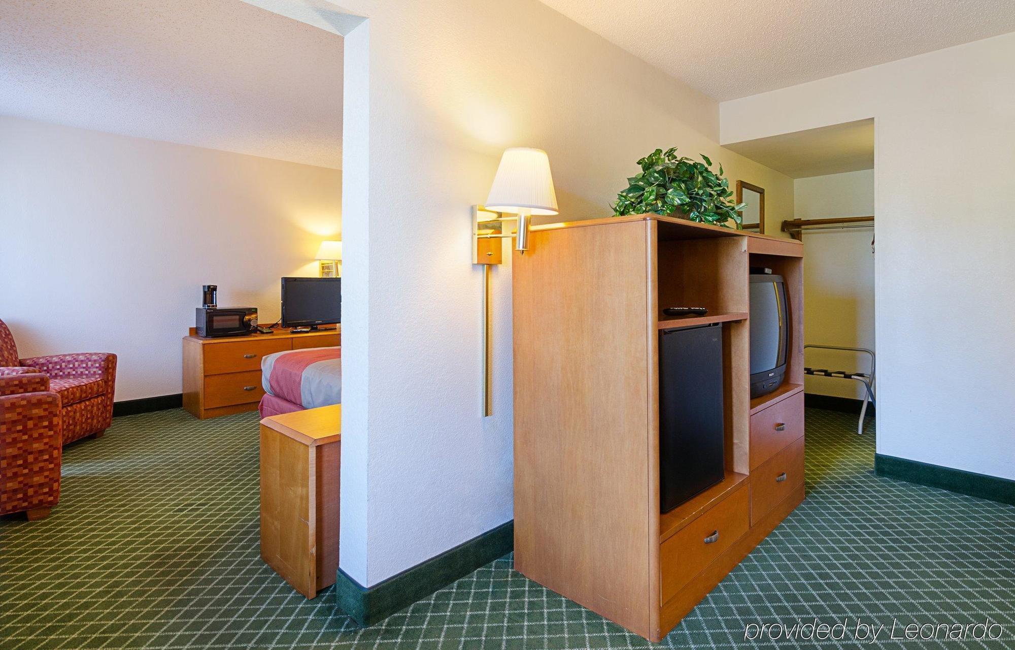 Econo Lodge Inn & Suites Johnson City Bagian luar foto